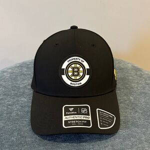 BRAND NEW, NEVER WORN. Fanatics Black Bruins Hockey Stretch Fitted Cap